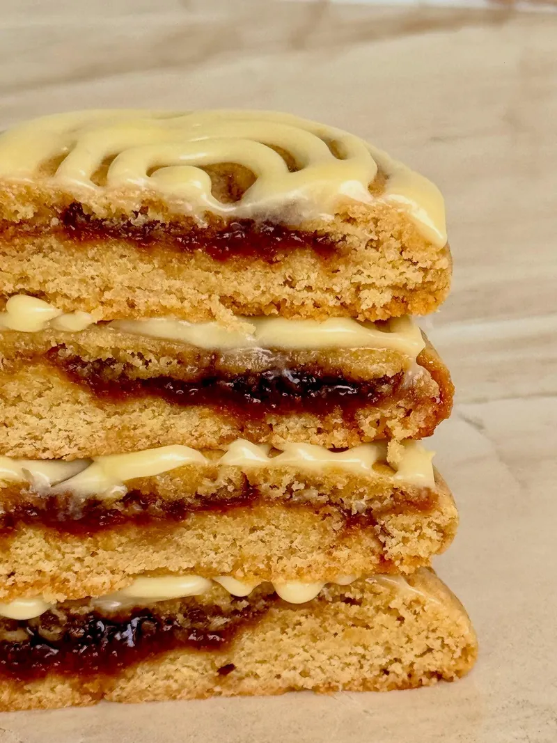 Galleta Munchie Cookies sabor Fuera Del Mercado - Inspirada en un cinnamon roll con su clasico glaseado