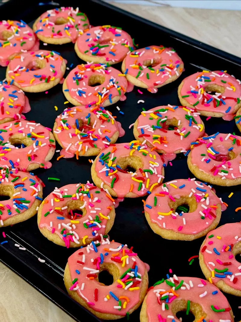 Galleta Munchie Cookies sabor Munchie Party - Galleta estilo dona con glaseado y lluvia de colores