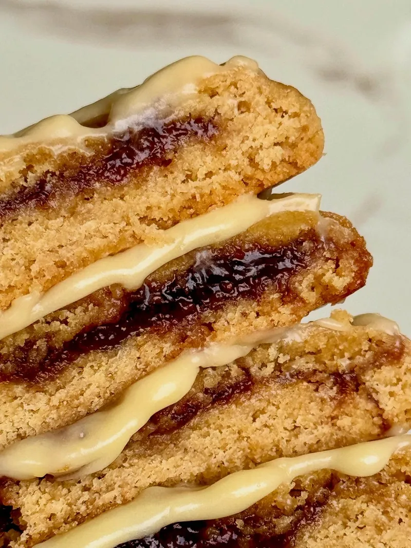 Galleta Munchie Cookies sabor Guayaba Donde Estabas - Rellena de mermelada de guayaba y suave queso crema